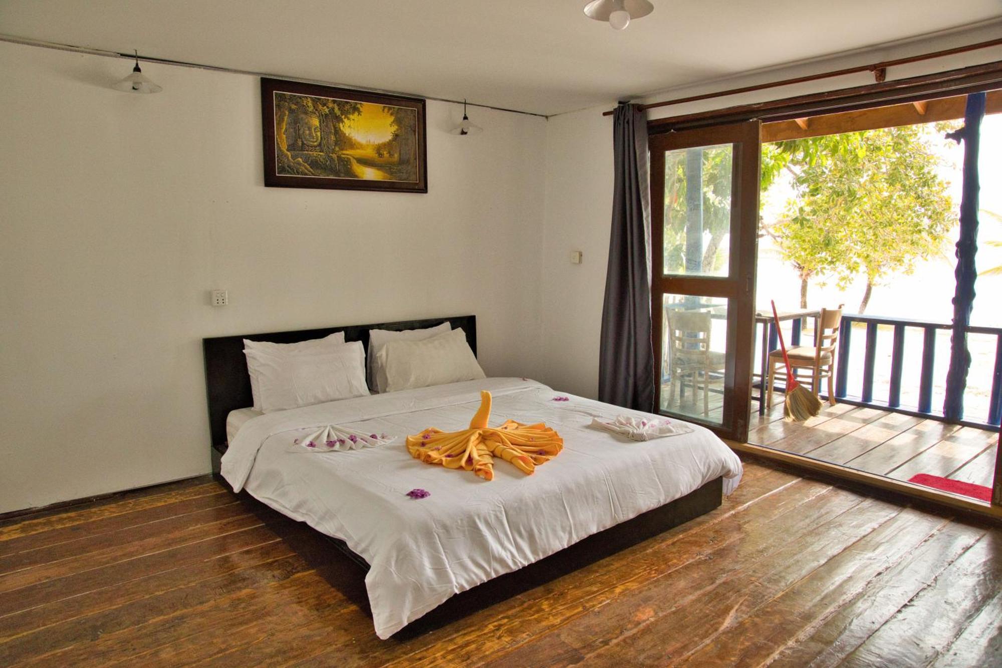 Koh Rong Beach Hostel And Bungalows Kaoh Touch Exterior photo