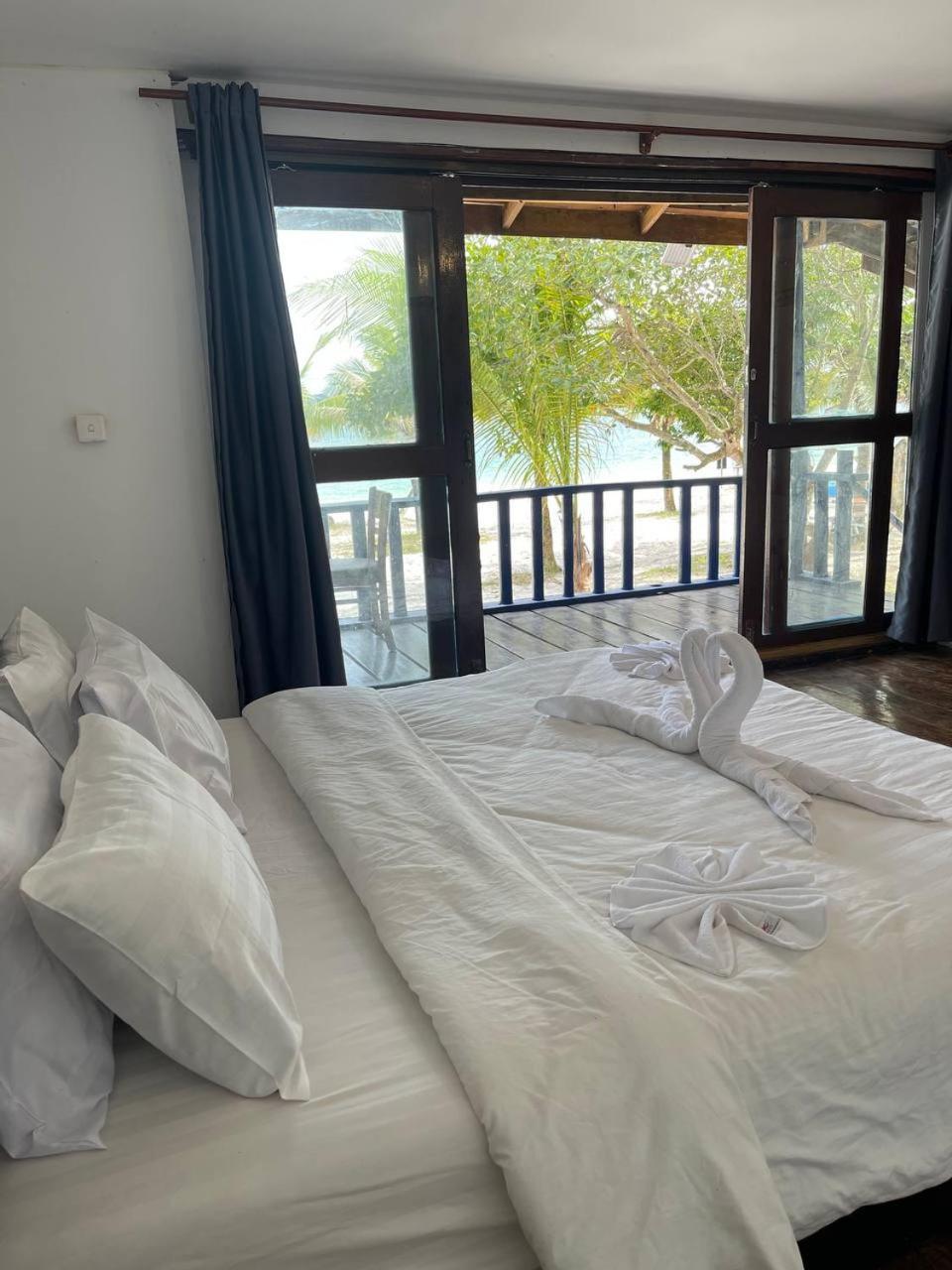 Koh Rong Beach Hostel And Bungalows Kaoh Touch Exterior photo